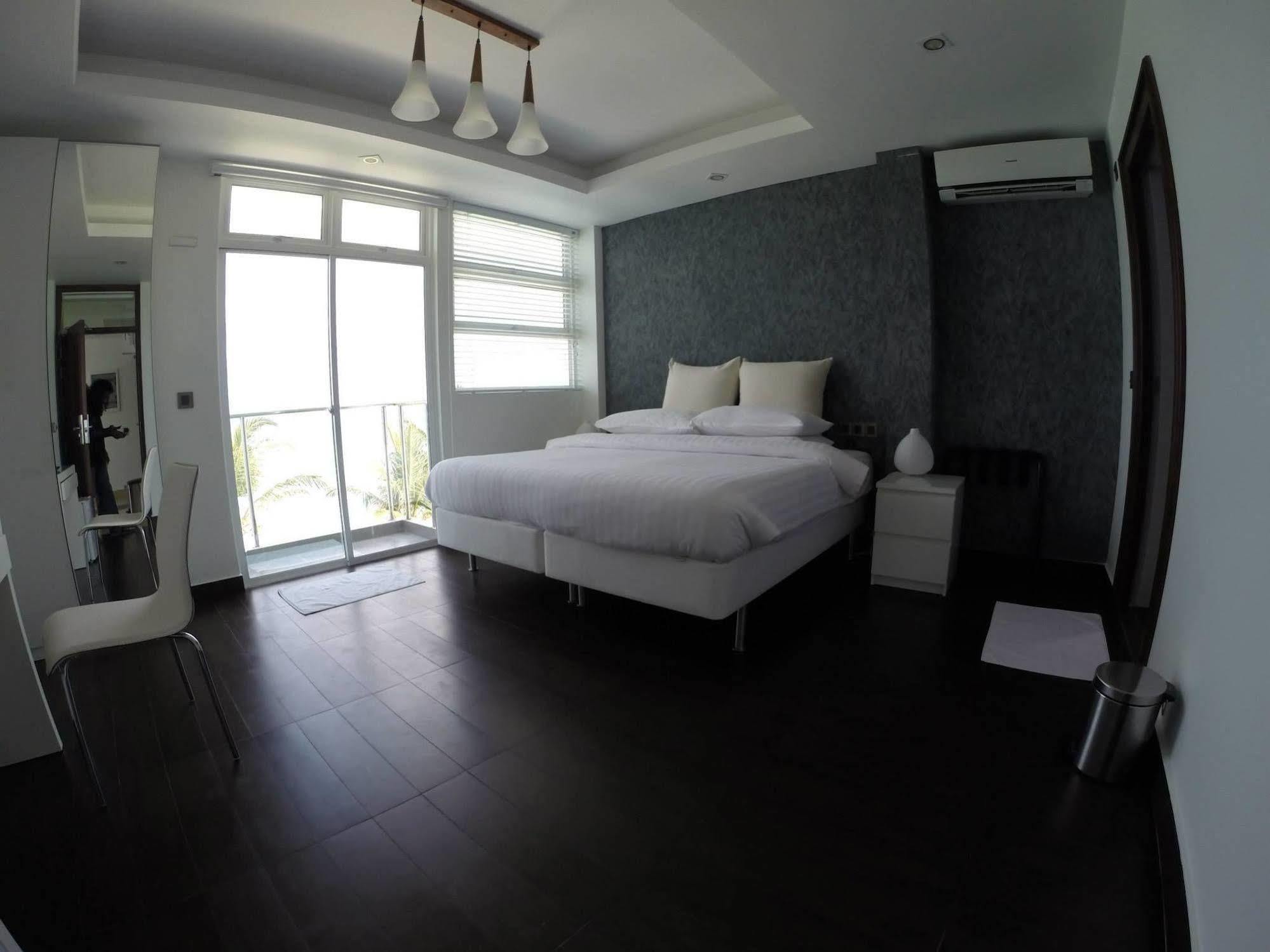 Airport Beach Hotel Hulhumale Bagian luar foto