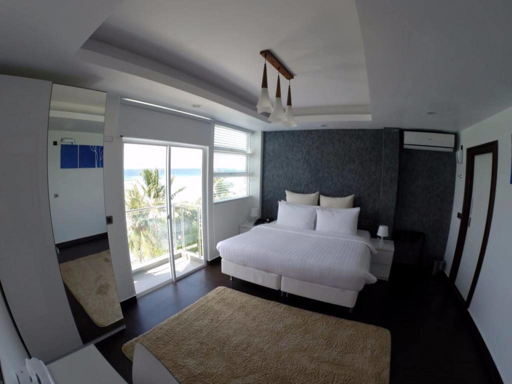 Airport Beach Hotel Hulhumale Bagian luar foto