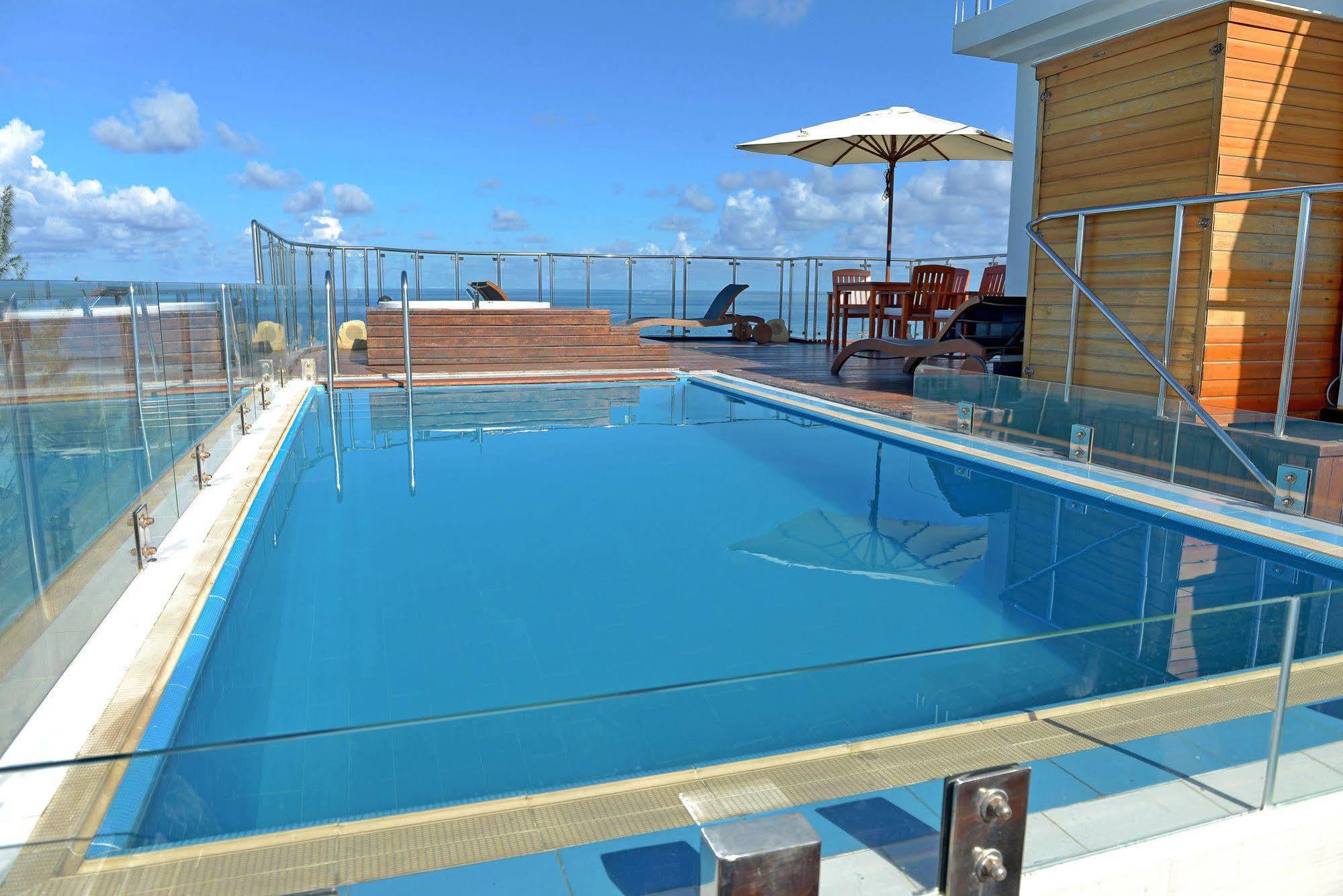 Airport Beach Hotel Hulhumale Bagian luar foto